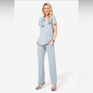 FIGs SCRUB SET in Dusty Blue